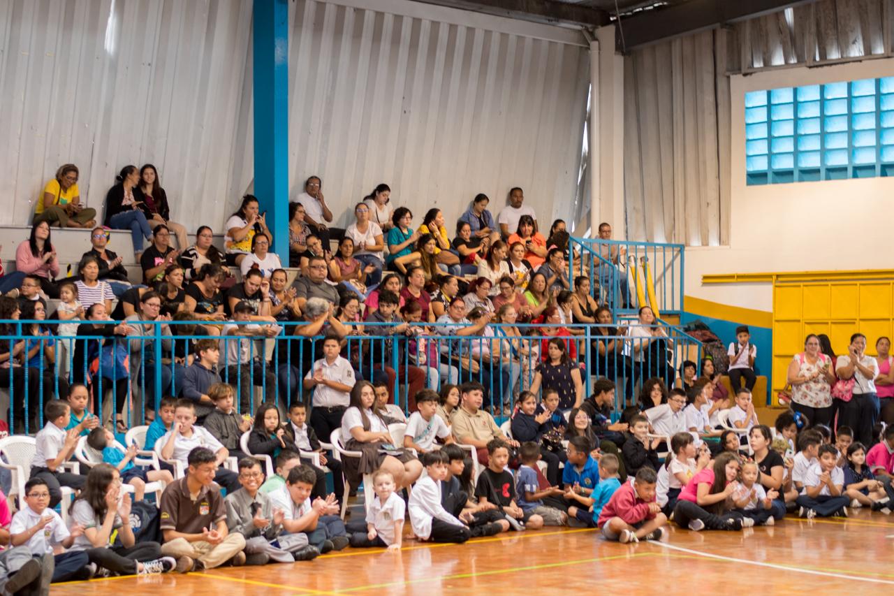 Estudiantes de Desamparados en el gimnasio municipal